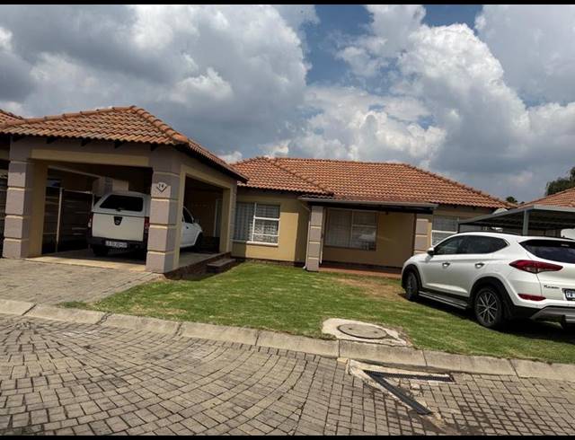 3 BEDROOM TOWNHOUSE FOR SALE IN BIRCHLEIGH NORTH